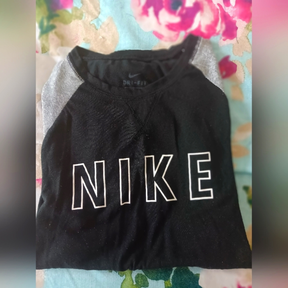 Girls nike tshirt